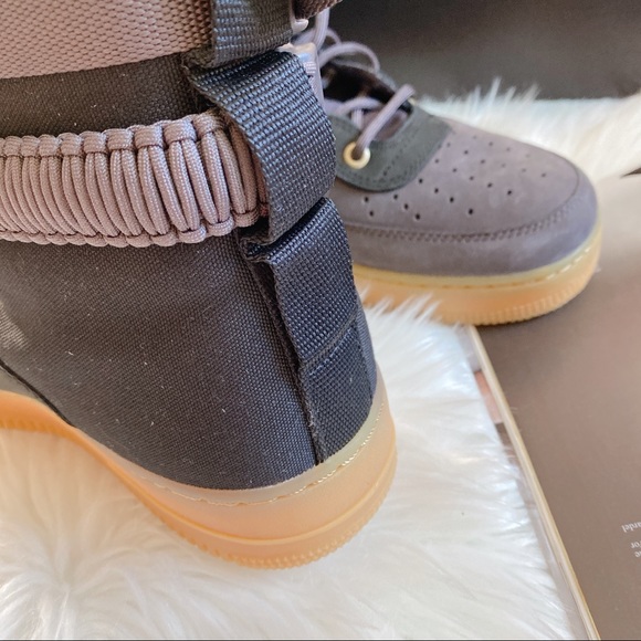 Nike SF Air Force 1 Premium Sneaker - Picture 6 of 12